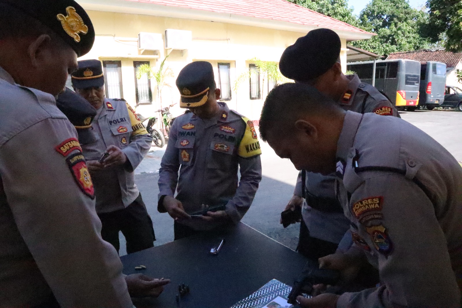 Wakapolres Sumbawa Cek Kondisi Senpi Personel Pastikan Penggunaan