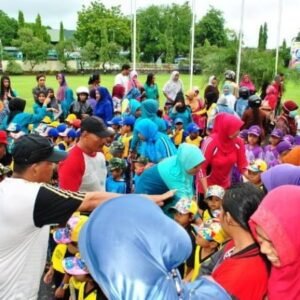 Gerak Jalan Siswa TK Peringati Hardiknas