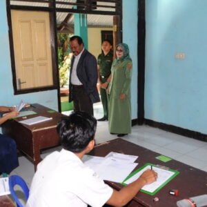 Bupati  dan Wabup Sumbawa Tinjau UN SMP di Hari Pertama