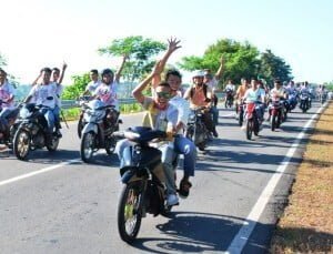 Aksi Corat Coret dan Konvoi Motor Warnai Kelulusan SMA Sederajat di Sumbawa