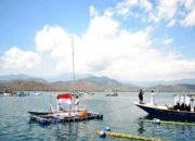 Warga Pulau Bungin Upacara Bendera di Tengah Laut