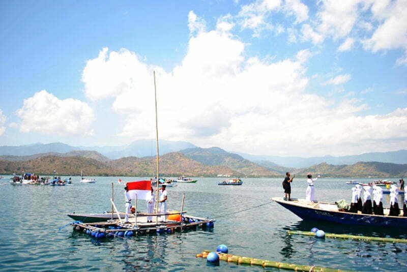 Warga Pulau Bungin Upacara Bendera di Tengah Laut