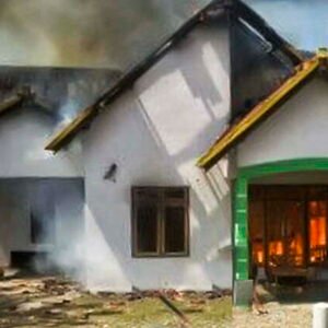 Geram, Warga Bakar Rumah Terduga Pencuri Ternak