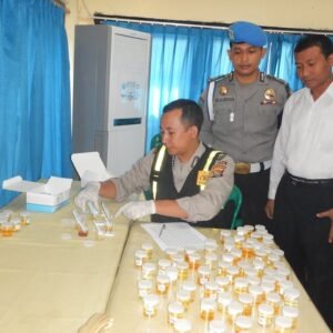 Usai Apel,  Anggota Polres Sumbawa Jalani Tes Urine