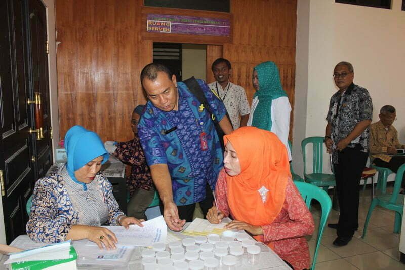 Test Urine di latai tiga kantor bupati sumbawa