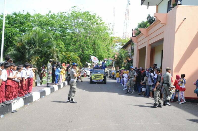 atlet-pon-terima-hadiah-1