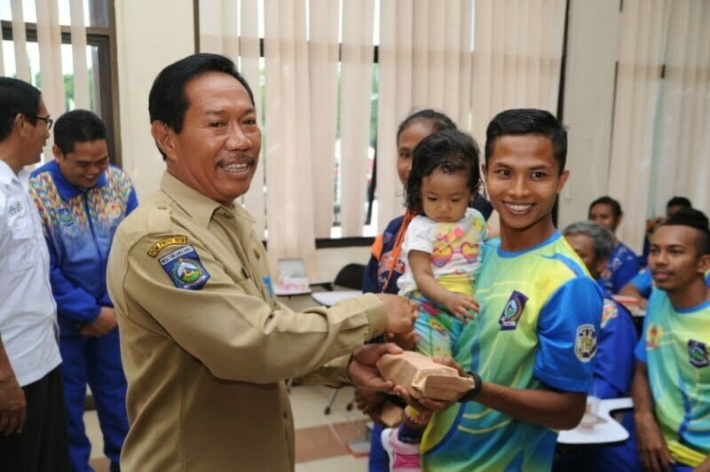 atlet-pon-terima-hadiah