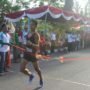 ridwan memasuki finis pada ajang lomba lari 10 k