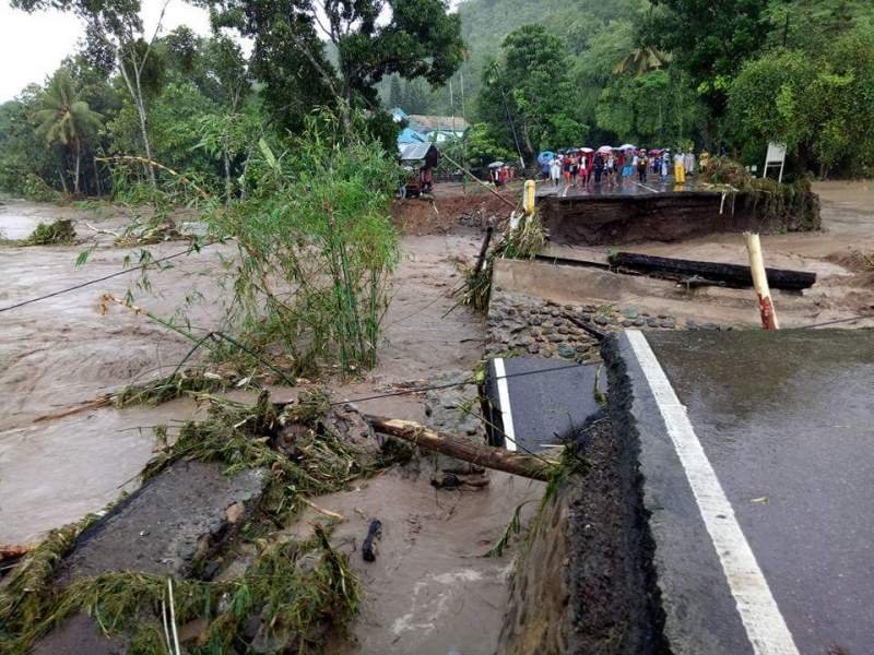 Jembatan Penghubung Bima Sape terputus