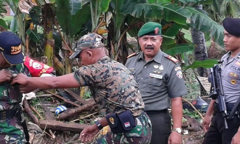 TNI, Koramil 1607-01 Sumbawa membantu korban banjir