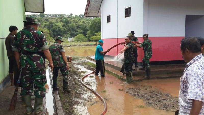 TNI Bantu Bersihkan Banjir di Sumbawa