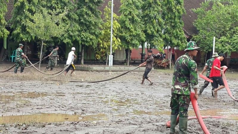 TNI Bantu Bersihkan Banjir di Sumbawa
