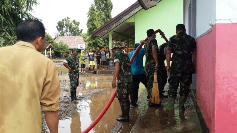 TNI Bantu Bersihkan Banjir di Sumbawa