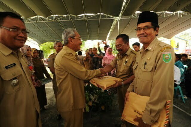 bupati sumbawa pada acara sosialisasi dukcapil