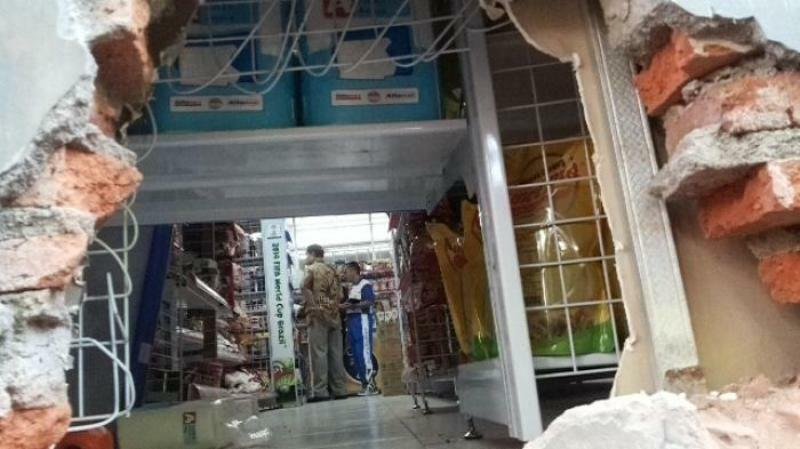 Ilustrasi alfamart dibobol