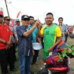 Bupati Sumbawa Tutup Pertandingan Sepakbola Bupati Cup