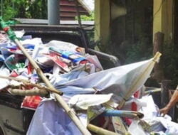 Pol PP Bersihkan Baliho Caleg di Jalan Utama