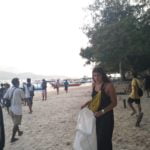 Di Trawangan, Puluhan Bule Bersih-Bersih Pantai