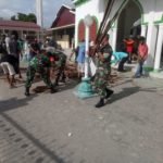 Bersama Warga, Koramil Alas Bersihkan Sisa Pembongkaran Masjid