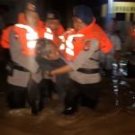 Brimob Polda NTB Evakuasi Korban Banjir di Kabupaten Bima