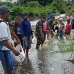 Bersama Masyarakat, Koramil Rhee Membuat Saluran Air Persawahan