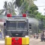 Polres Loteng Semprot Disinfektan dan Beri Himbauan Pada Masyarakat