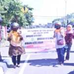 KPU Sumbawa Bagi Masker dan Serahkan Bantuan Logistik