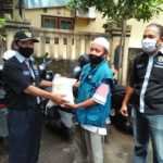 PWI Sumbawa Berbagi Masker dan Sembako Gratis