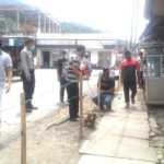 Bersama MUSPIKA, KNPI KSB Pasang Pembatas di Lapak Pedagang