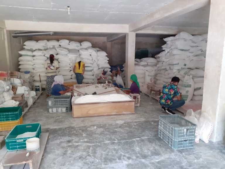 Polisi Gerebek Gudang Terigu Oplosan