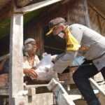 Polres Sumbawa Bagikan 300 Paket Sembako Kepada Masyarakat Kurang Mampu