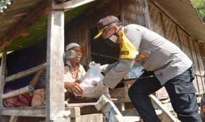 Polres Sumbawa Bagikan 300 Paket Sembako Kepada Masyarakat Kurang Mampu