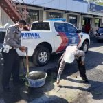 Cegah Kecelakaan, Sat Lantas Polres Sumbawa Tambal Jalan Berlubang