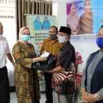 Ketua LKKS Sumbawa Serahkan Bantuan Ratusan Paket Sembako