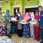 Babinsa Kodim 1607/Sumbawa Dampingi Penyaluran Bansos Covid-19