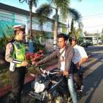 Satlantas Polres Sumbawa Pastikan Pengendara Gunakan Helm dan Masker