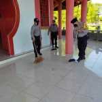 Polres Sumbawa Bersihkan dan Semprot Disinfektan di Klenteng