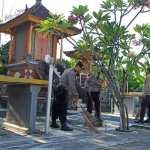 Giliran Pura Dibersihkan Anggota Dalmas Polres Sumbawa