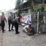 Patroli Sedekah, Anggota Polres Sumbawa Berbagi Kepada Warga Kurang Mampu