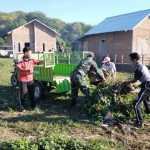 Menuju Kampung Sehat, Babinsa Kodim Sumbawa Gotong Royong Bersama Warga