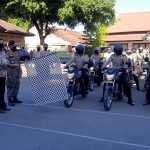 Bhabinkamtibmas dan Babinsa di Sumbawa Salurkan Baksos Hari Bhayangkara Ke-74