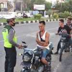 Polisi Tegur Pengendara yang Tidak Gunakan Helm dan Masker