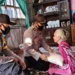 Polsek Buer Salurkan Bantuan Beras Polri