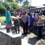 Covid-19, Warga Pesisir Sumbawa Dapat Bantuan Beras Polri