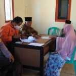 Bhabinkamtibmas Desa Tepal Awasi Penyaluran Bantuan Sosial Tunai