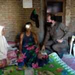 Ketua DPRD Sumbawa Kunjungi Nurdin Warga Penderita Tumor Mata