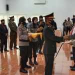 Rayarakan Hari Bhayangkara Ke-74, Kapolres Sumbawa Beri Penghargaan Kepada Anggota Berprestasi