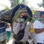 Bhabinkamtibmas Desa Rhee Loka Gotong Jenazah Warganya