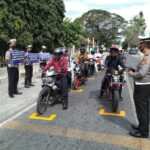 Cegah Covid-19, Polres Sumbawa Pasang Tanda Pembatas Jarak di Lampu Merah