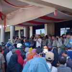 Warga Penyaring Demo Kantor Bupati Sumbawa
